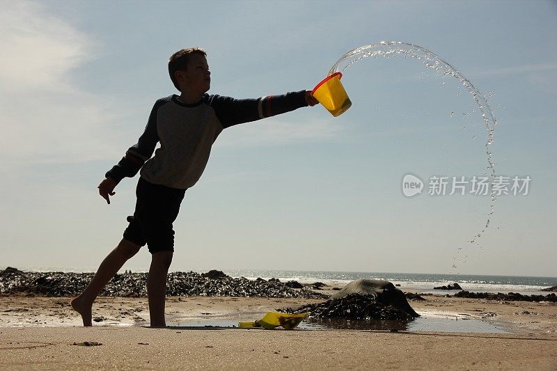 男孩扔一桶水