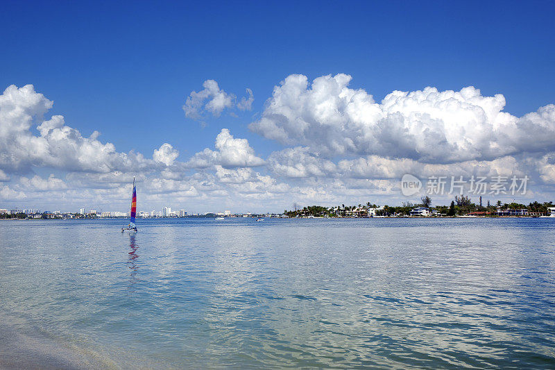 热带海景上的帆船