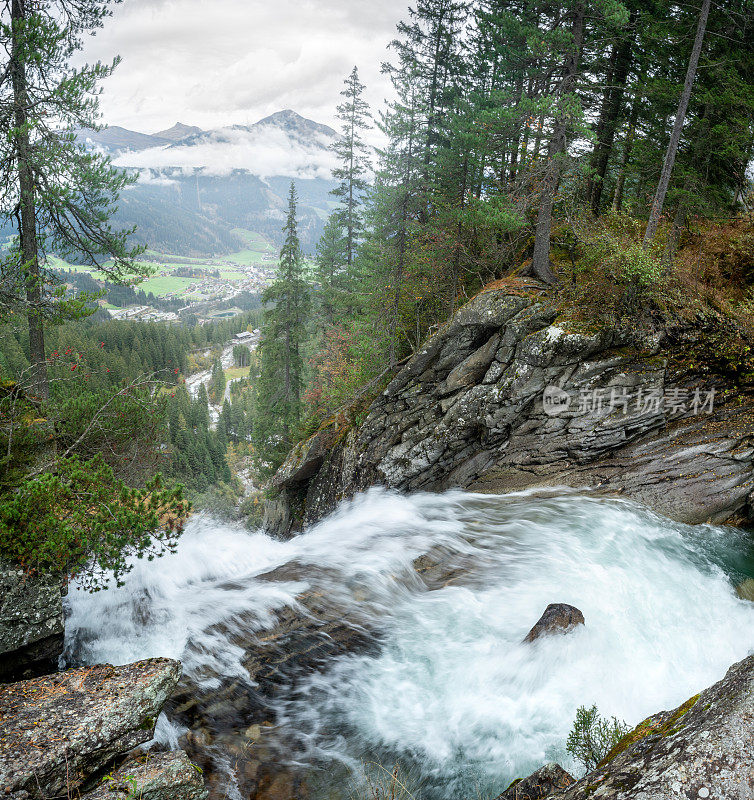 克里姆勒瀑布，克里姆勒瀑布，在奥地利高牛头国家公园。克里姆勒阿切河瀑布。美丽的瀑布在一个雾蒙蒙的雨天。奥地利阿尔卑斯山徒步旅行。