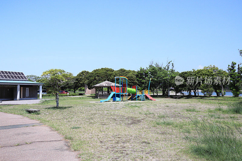游乐场设备设施在海边的渚公园