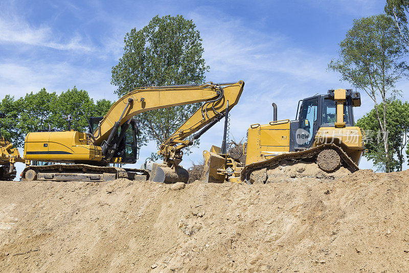 筑路机械在建设一条新的高速公路