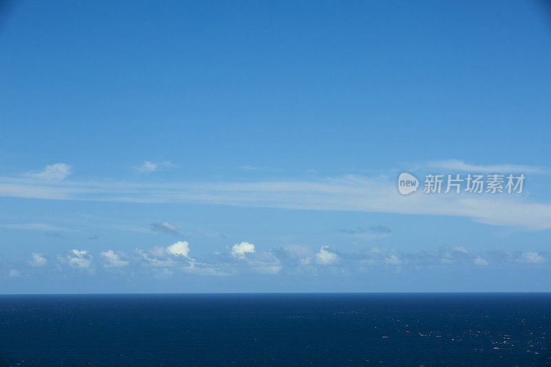 晴朗的日子里，平静的海面上的云