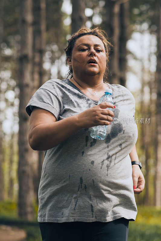 胖女人在跑步时倾尽所有