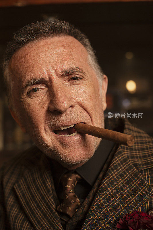 复古老式的老男人在酒吧抽古巴烟