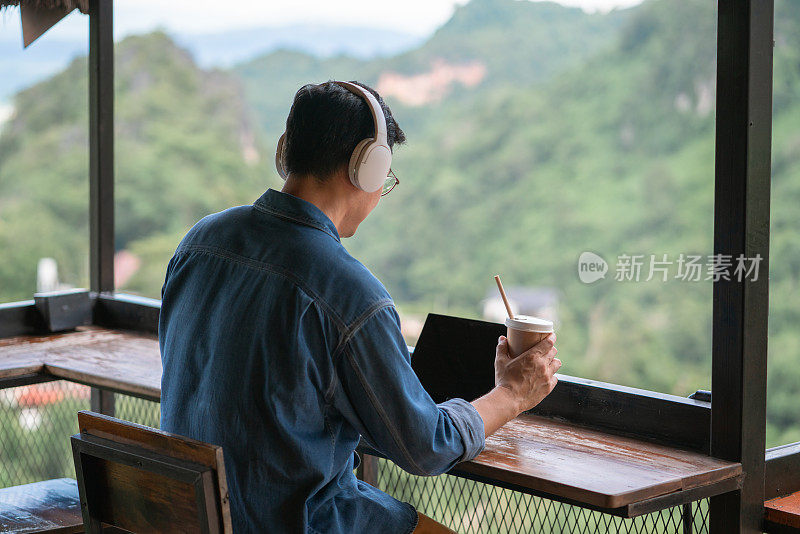 成人学生在户外咖啡馆用笔记本电脑学习在线课程