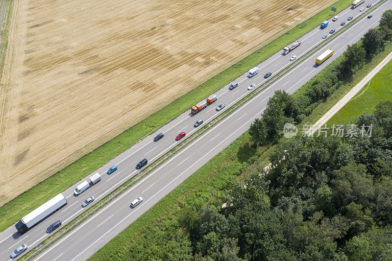 交通堵塞的高速公路，鸟瞰图