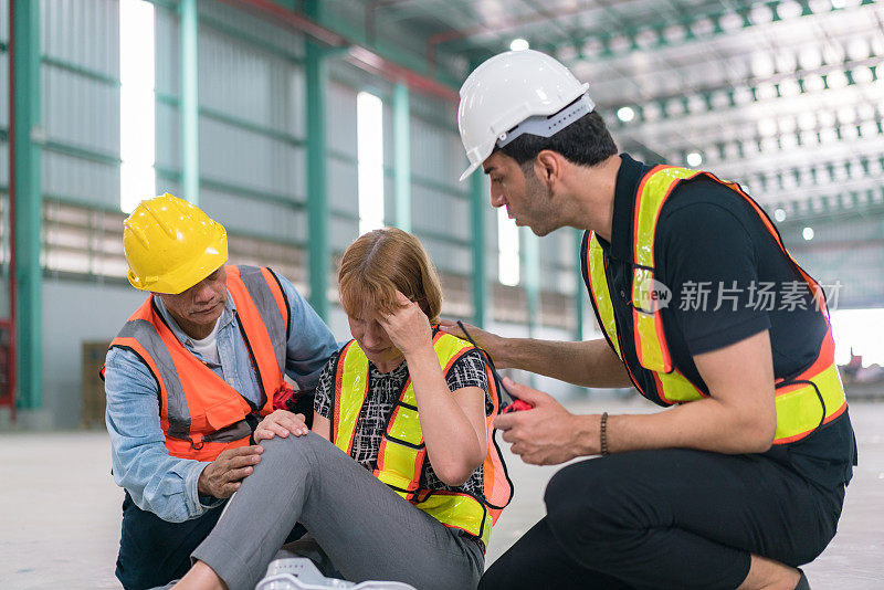 紧急救援工程师为发生事故的建筑工人提供急救。安全小组帮助发生事故的建筑工人。