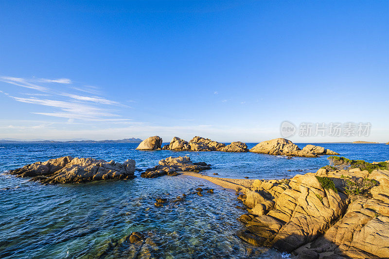 撒丁岛东北海岸下撒丁岛日落时的岩石