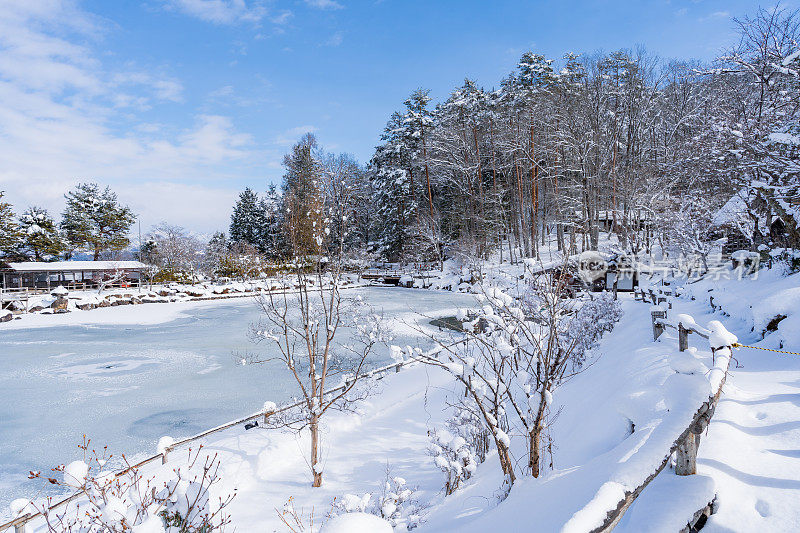 在日本高山市下雪的飞田民俗村