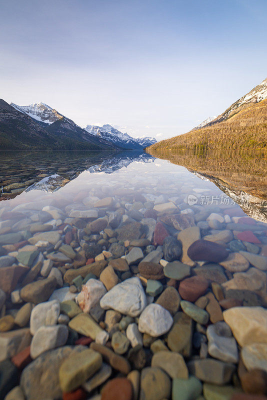 加拿大阿尔伯塔省沃特顿湖国家公园日出处的沃特顿湖