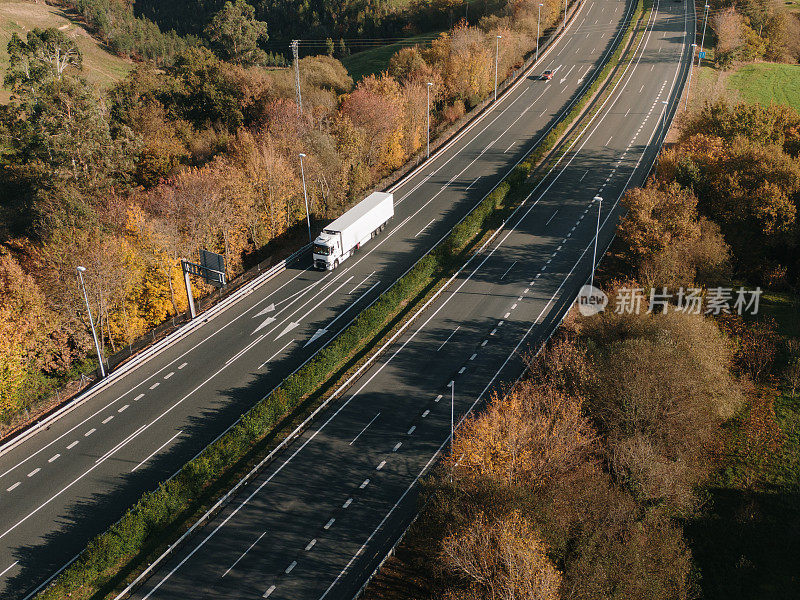 公路上面有卡车