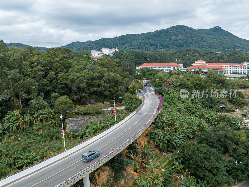 一条蜿蜒的道路通向山上的别墅