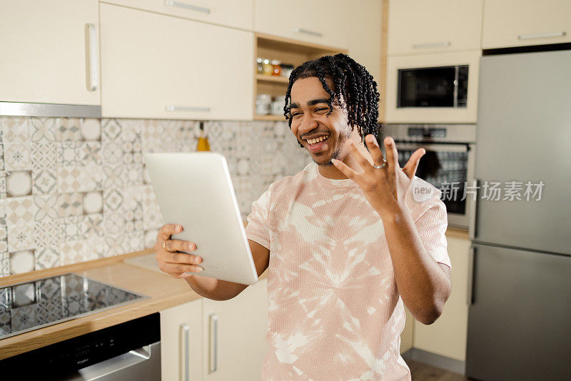 非裔美国年轻人使用平板电脑和网上约会