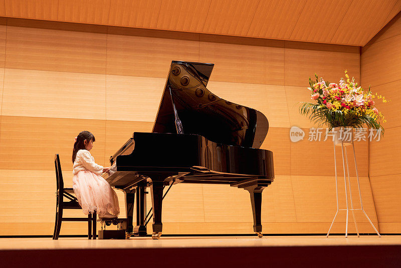 小女孩在音乐厅弹钢琴