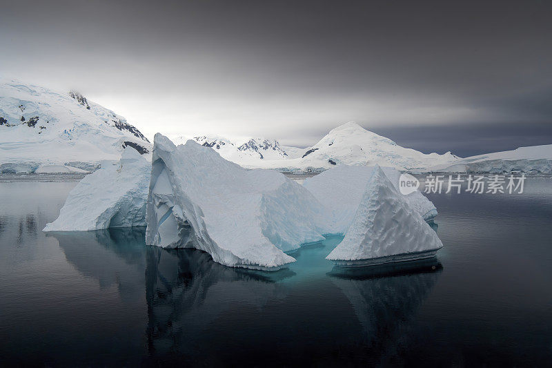 天堂湾美妙而大气的景观，南极洲的冰山漂浮和反射