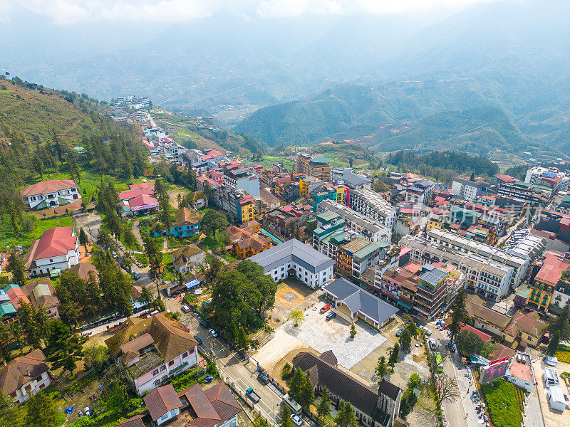 亚洲越南老蔡省萨帕市山城景观鸟瞰图，阳光明媚，夕阳西下，云中山景