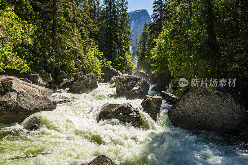 大自然中湍急的河流