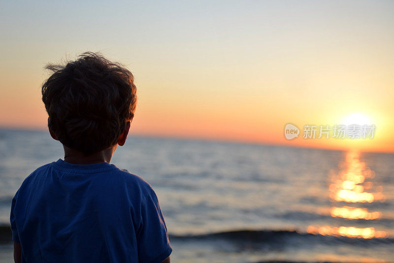 海滩上的男孩