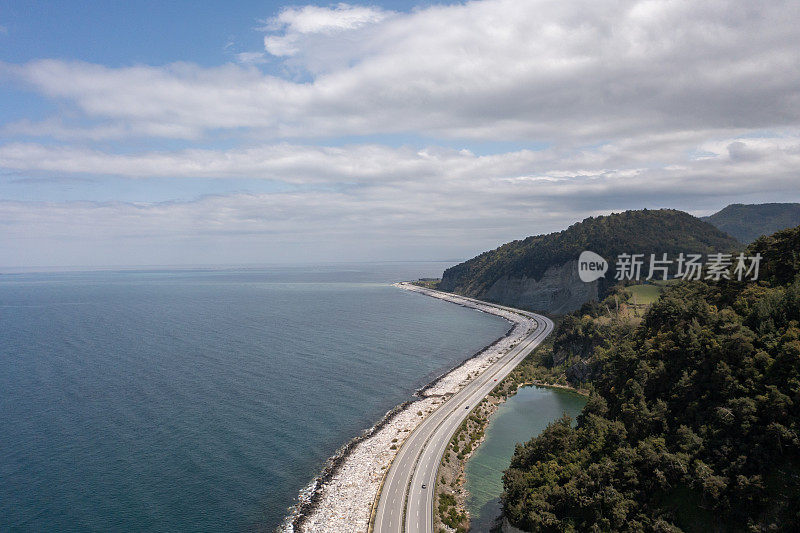 在晴朗的日子里，黑海海岸公路的鸟瞰图。