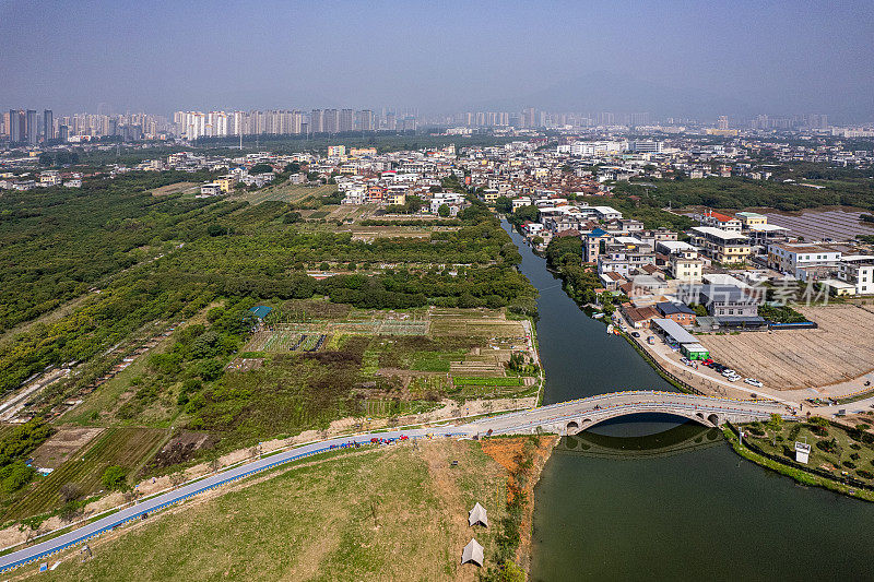 农村土地和河边桥梁鸟瞰图