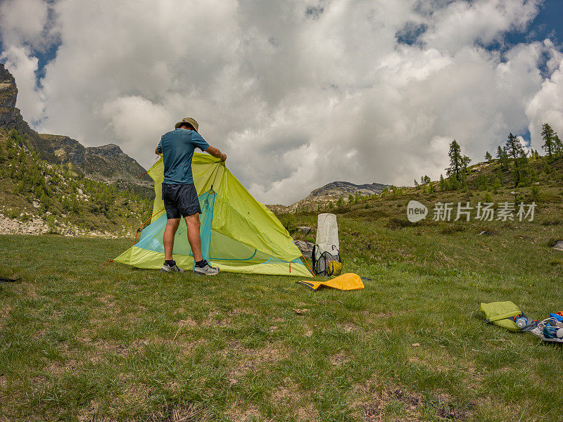 人们在山上扎营