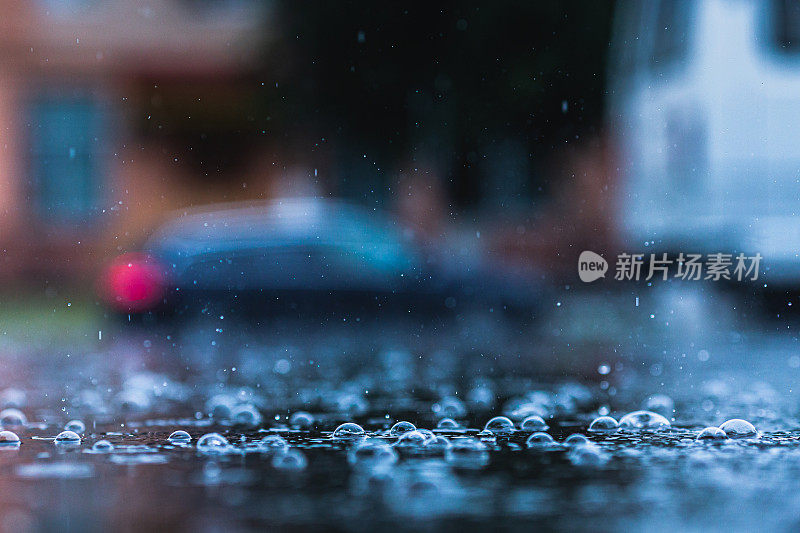 水在沥青上起泡。暴雨。多雨的天气。水滴。雨滴