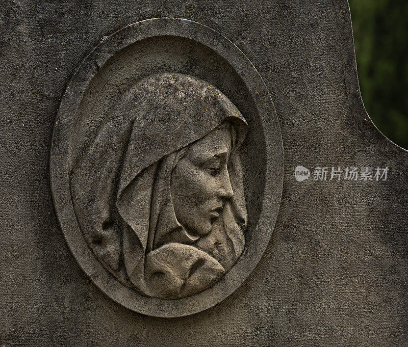 修女的脸被框在坟墓里