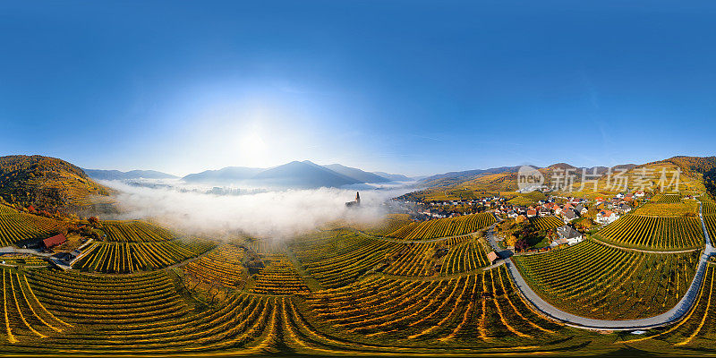 360x180度球形(等矩形)航拍全景图，在秋天的早晨，多瑙河上有雾，在瓦豪镇和葡萄园。瓦豪谷，奥地利