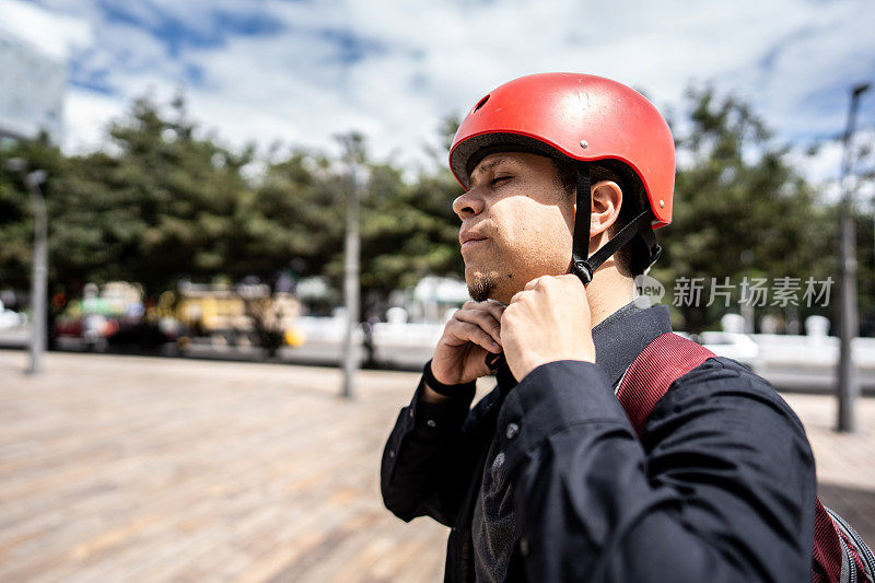 年轻人在城市里放或取自行车头盔