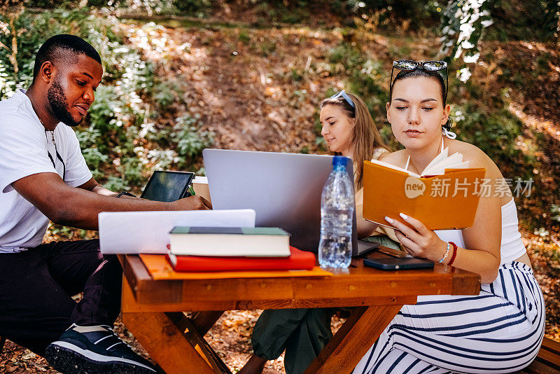 一群学生在公园外面学习