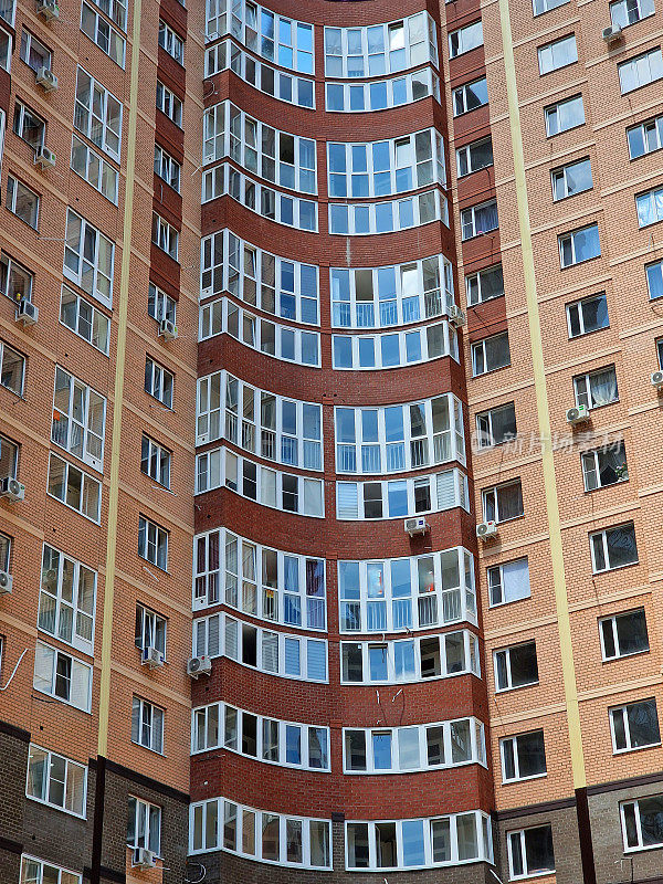 现代建筑特写。多层建筑在一个现代化的住宅综合体。大都市区的商业大厦。
