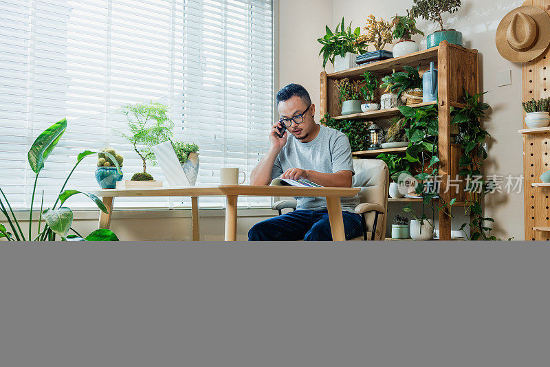 中国男人在家工作时打电话