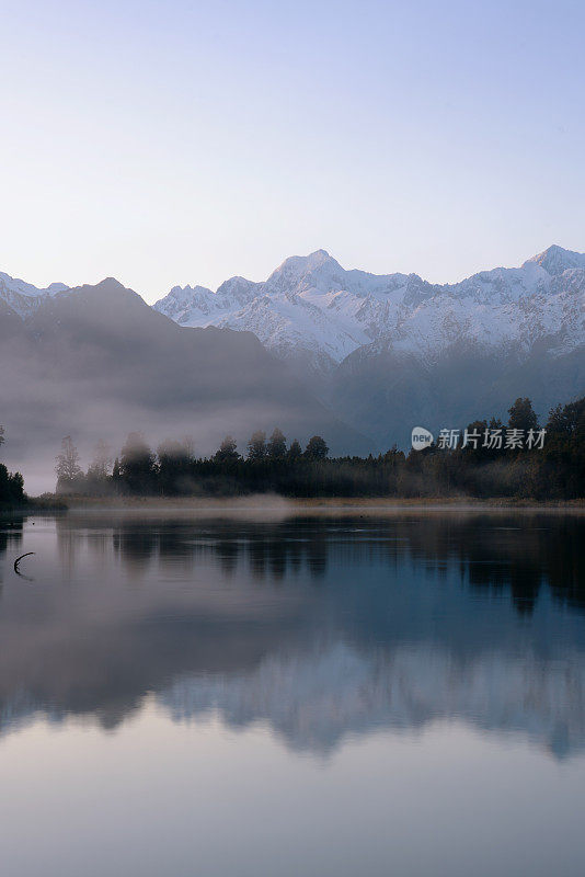 新西兰马西森湖的黎明前