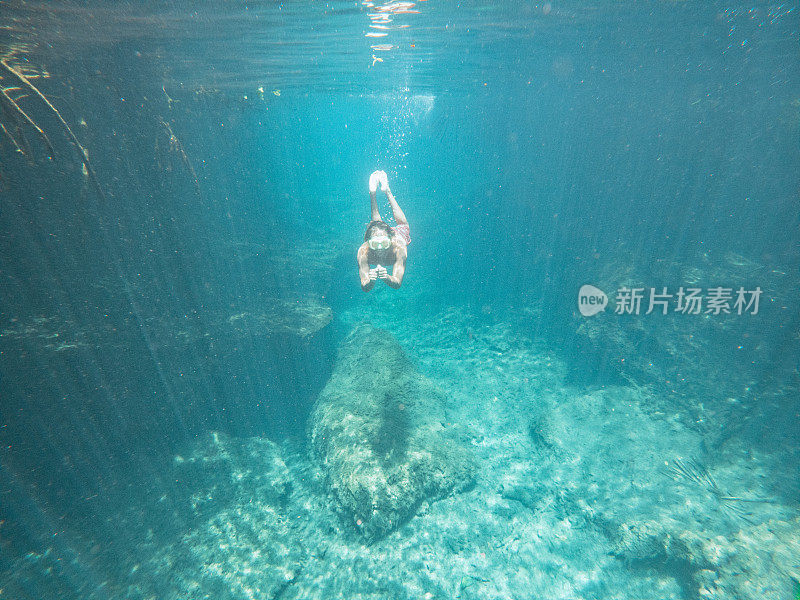 男子潜入热带天然井，水下拍摄