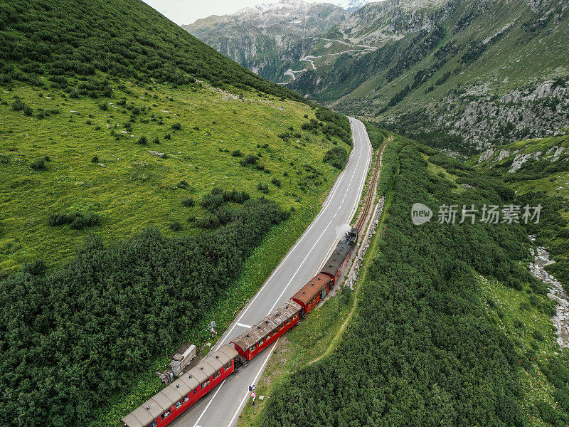 从空中俯瞰蒸汽火车经过瑞士阿尔卑斯山的高山草地