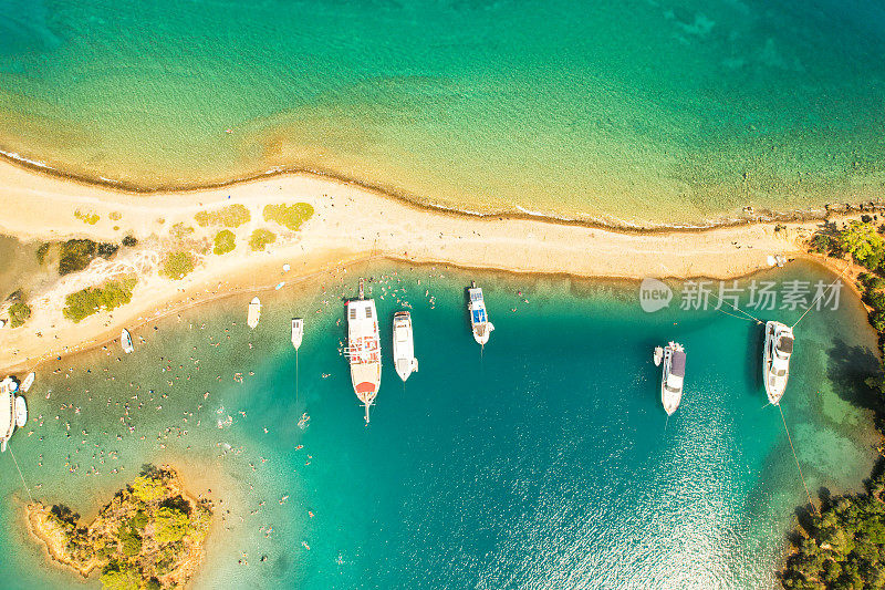 无人机拍摄的蓝绿色海面上环绕岛屿的船只