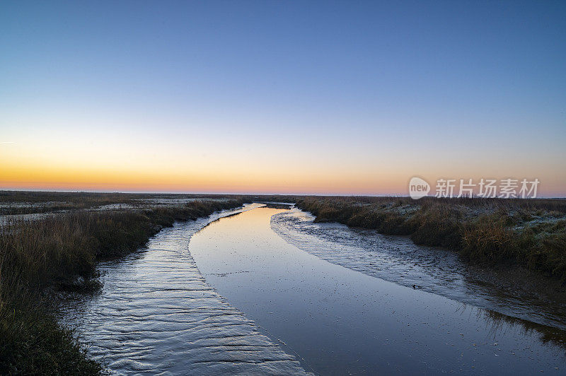 施埃尔蒙尼科格(Schiermonnikoog)初冬清晨的盐沼日出