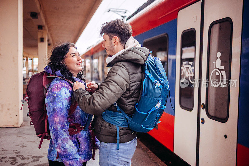 一对年轻夫妇在火车站等车
