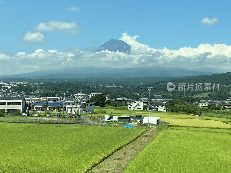 日本——新干线上的富士山