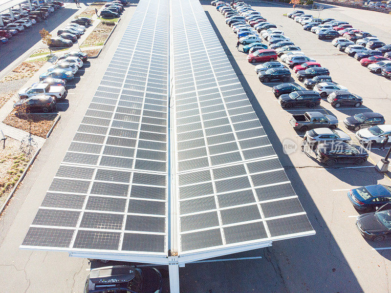 停车场上方的太阳能电池板鸟瞰图