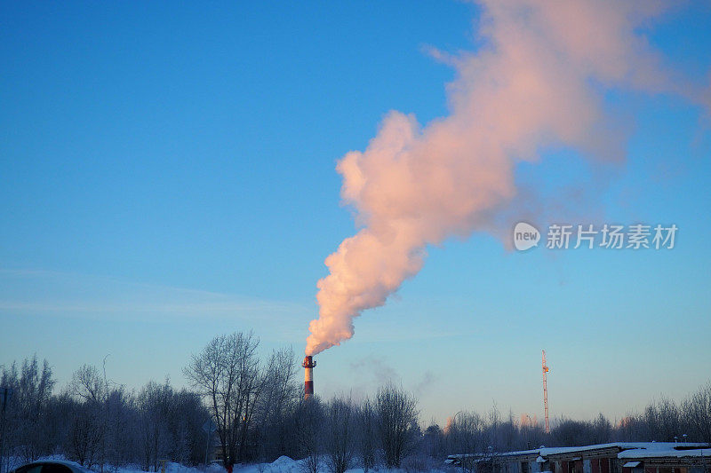 从工厂烟囱冒出来的烟。生态污染。空气排放污染森林。工业废料。工业冶金厂排放。雾霾和恶劣的生态。冬季集中供热