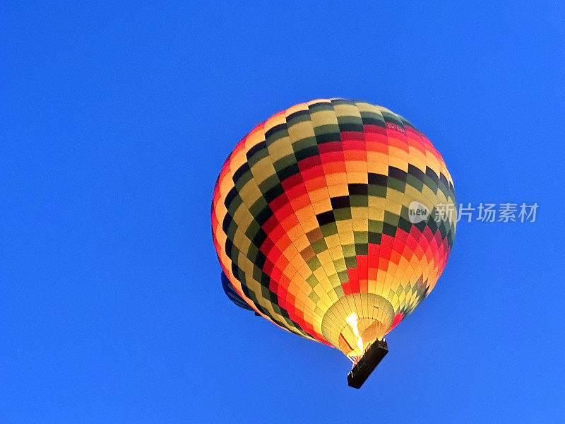 在蓝色的天空，卢克索西岸，卢克索，埃及，热气球燃烧器火焰提供向上运动