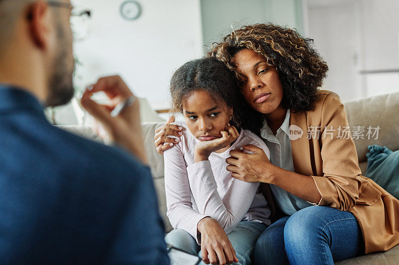儿童问题母亲妇女家庭女儿治疗心理治疗父母心理学家青少年帮助病人心理女孩医生悲伤问题支持虐待