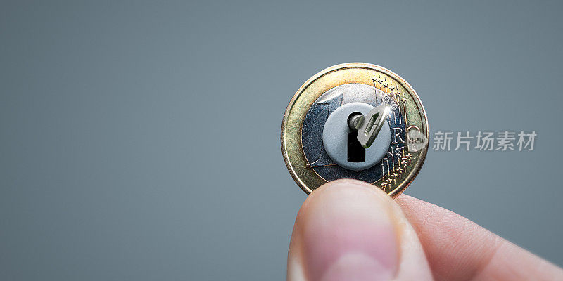 钥匙锁定欧元硬币-金融概念