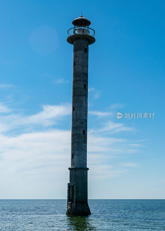 波罗的海的基普萨雷灯塔。清澈的水，蓝天，白云。哈里莱德自然保护区，爱沙尼亚，波罗的海