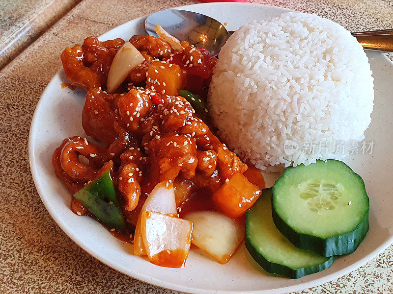 尽情享受酸甜猪肉饭的美味，这是令人垂涎的亚洲美食。这道美食美味可口，一定能满足你的渴望。