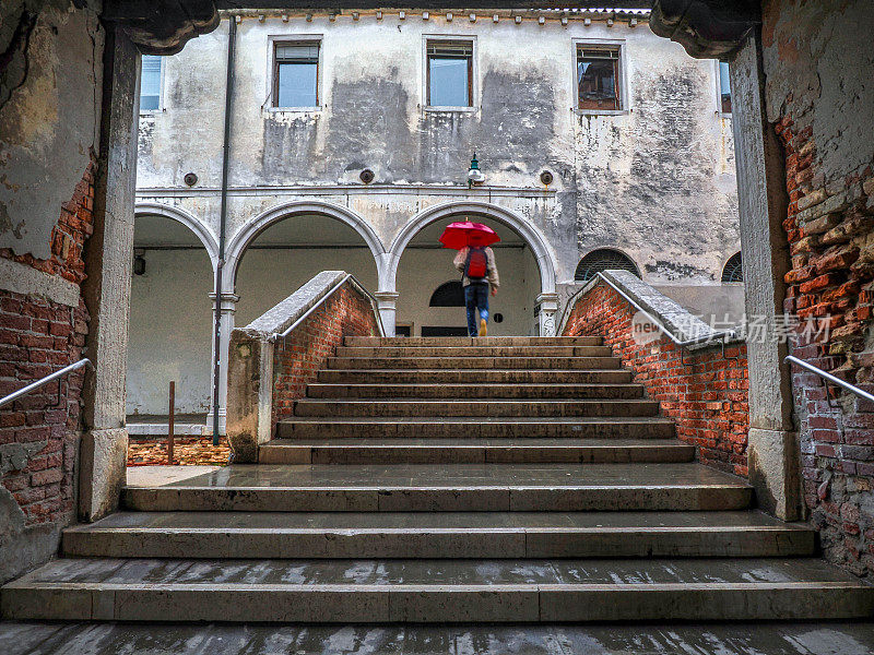 在威尼斯的雨中漫步