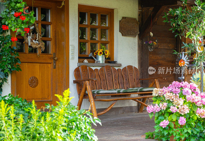 一个舒适的前门长凳在传统的德国Fachwerkhäuser在黑森林，度假