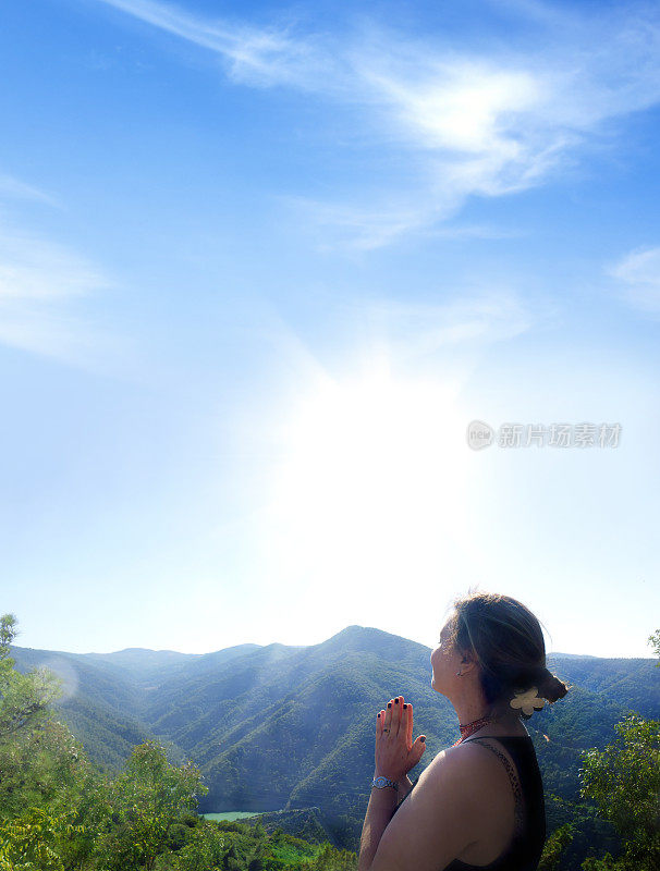 美丽成熟的女人自然表达感激之情