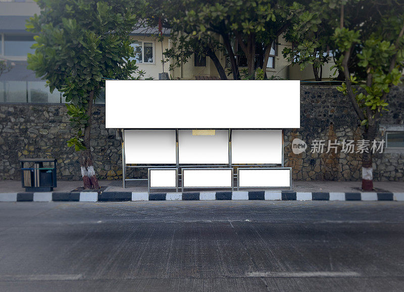 印度孟买公交车站的正面，上面空白的地方放着商业横幅模型广告牌，哦，户外。印度公交车站的品牌模型。一个完整的广告巴士模型。